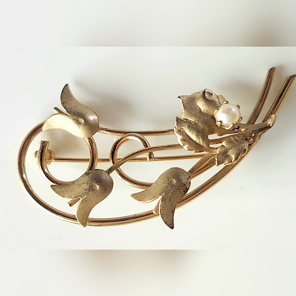 Vintage Gold Tone Boutonniere Swirls Faux Pearl Gold Leaf Brooch Pin.